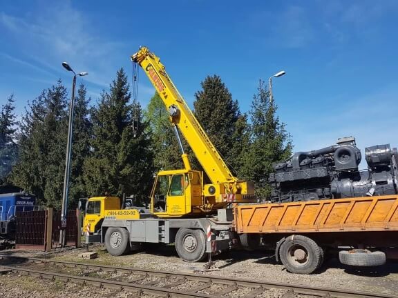 dźwig samojezdny LIEBHERR LTM 1025 podczas pracy z partnerem Orion Kolej